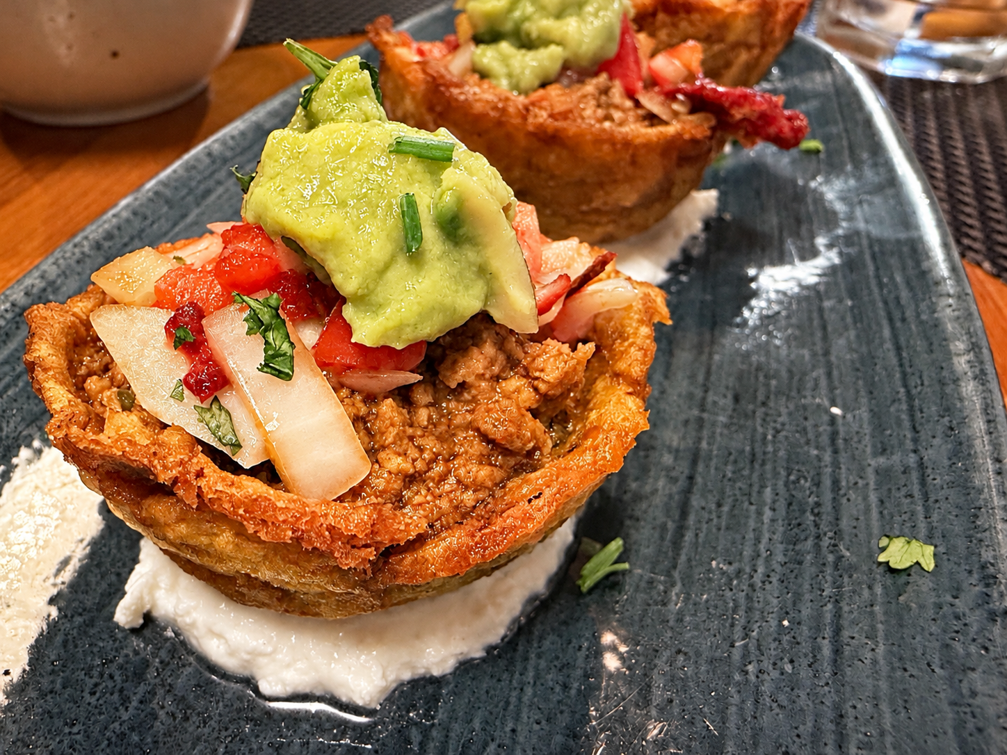 Tostada crujiente con relleno sabroso, aguacate y salsa