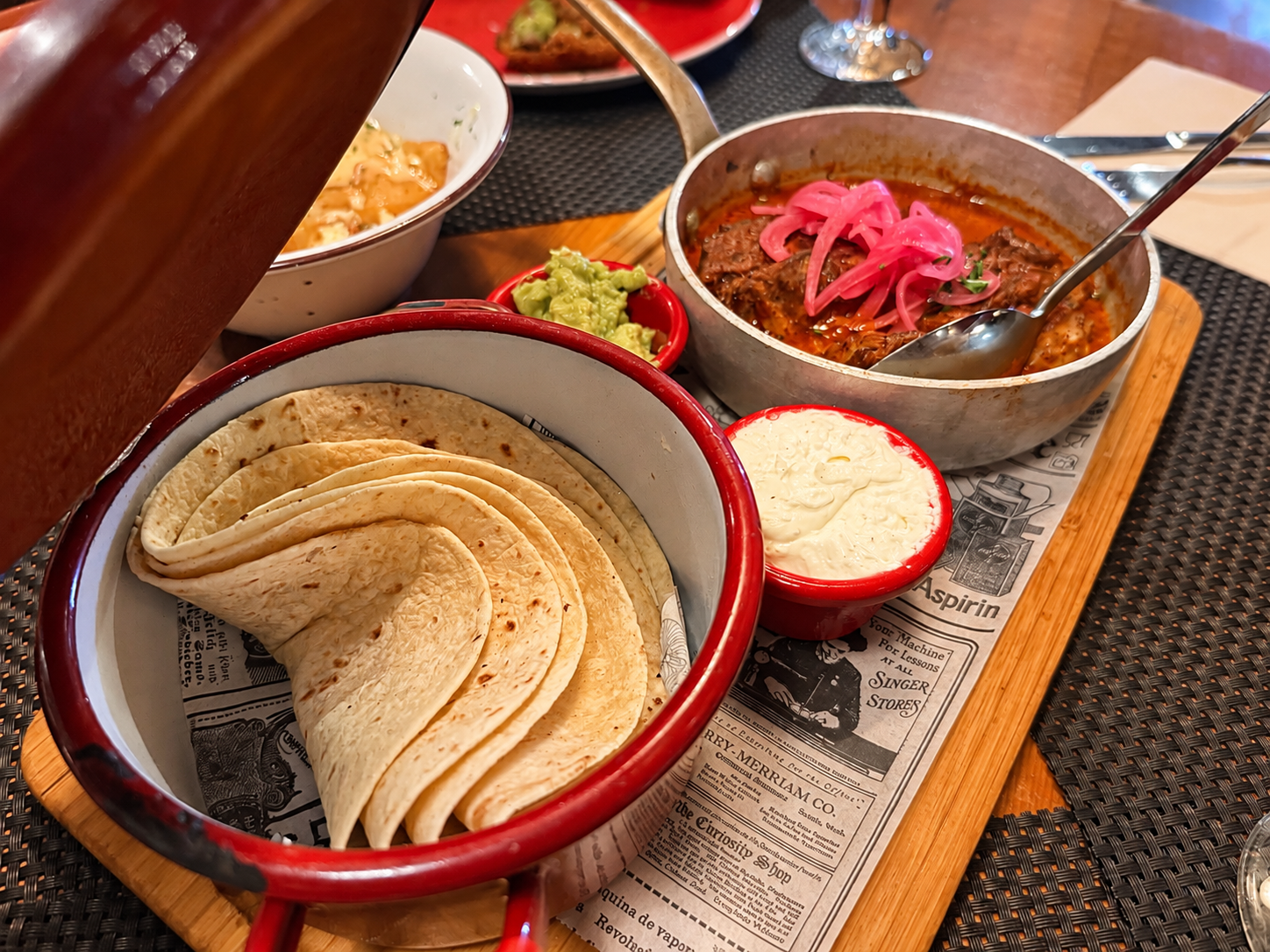 Tortillas y un plato de cocción lenta dispuesto para compartir