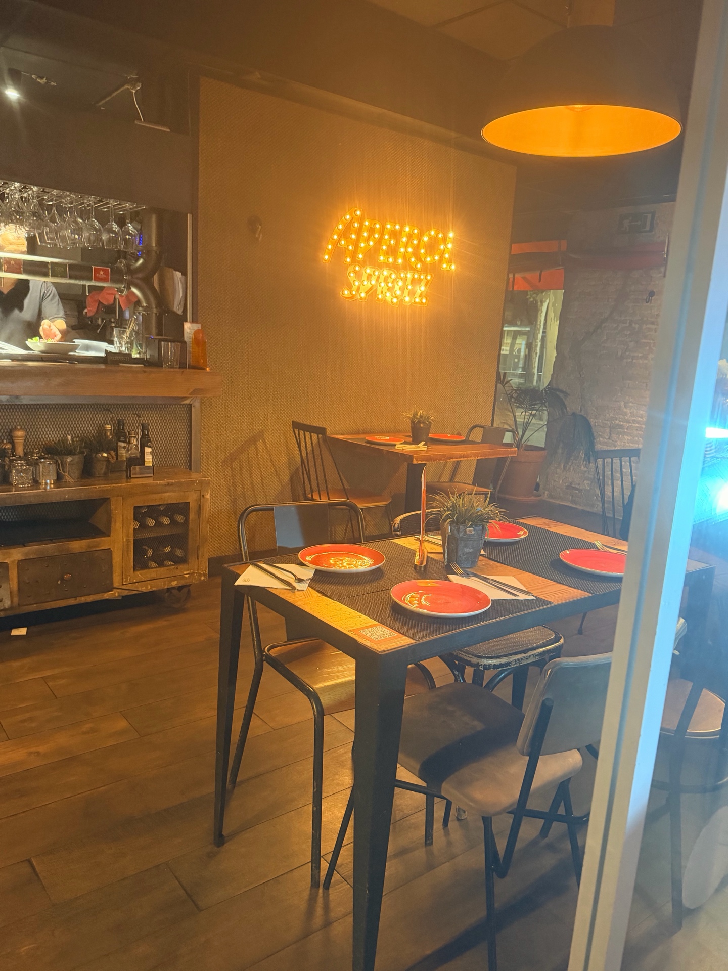 Una mesa cálida dentro de La Guinda
